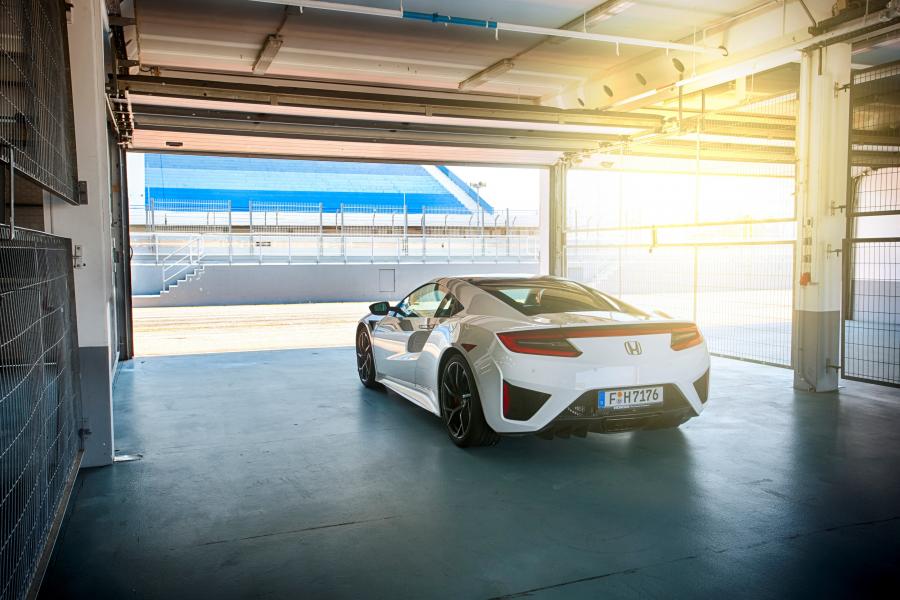  Honda NSX 2016 года  (UK) (фото 6 из 120)